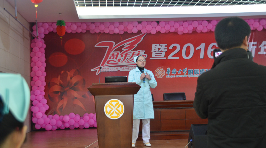 9樓內(nèi)科護士崔麗《心心相印》
