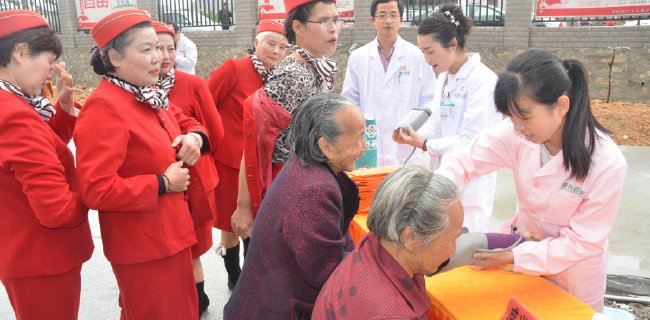 義診現(xiàn)場排到隊的奶奶笑得很開心